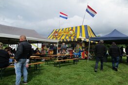 Gezellige drukte op de Skoattermarkt in Oudeschoot