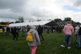 Gezellige drukte op de Skoattermarkt in Oudeschoot