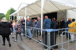 Gezellige drukte op de Skoattermarkt in Oudeschoot