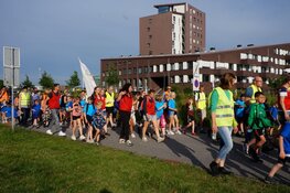 Avondvierdaagse in Heerenveen trekt veel deelnemers en publiek