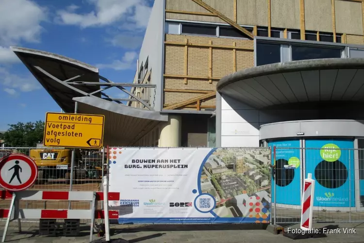Hekken geplaatst voor de sloop van voormalig postkantoor en kantoorpand in Heerenveen