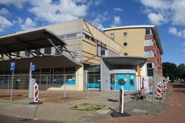 Hekken geplaatst voor de sloop van voormalig postkantoor en kantoorpand in Heerenveen