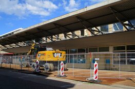 Hekken geplaatst voor de sloop van voormalig postkantoor en kantoorpand in Heerenveen
