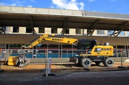 Hekken geplaatst voor de sloop van voormalig postkantoor en kantoorpand in Heerenveen
