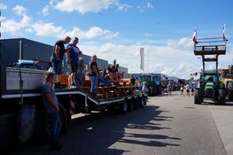 Boeren blokkeeractie bij distributiecentrum Lidl in Heerenveen