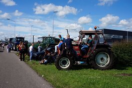 Boeren blokkeeractie bij distributiecentrum Lidl in Heerenveen