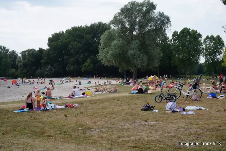 Strand Heidemeer druk bezocht