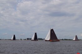 Veel publieke belangstelling SKS skûtsjesilen Langwarder Wielen