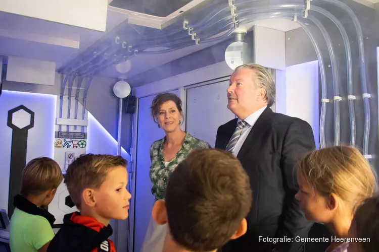 KPN sluit glasvezeluitrol in Heerenveen feestelijk af met Glasvezelbus