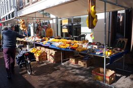 Gezellige drukte op de Turfstekers markt in Heerenveen