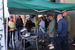Gezellige drukte op de Turfstekers markt in Heerenveen