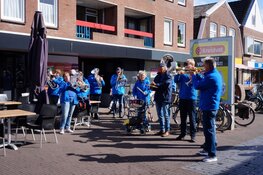 Gezellige drukte op de Turfstekers markt in Heerenveen