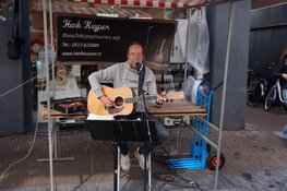 Gezellige drukte op de Turfstekers markt in Heerenveen