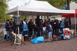 Gezellige drukte op de Turfstekers markt in Heerenveen