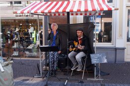Gezellige drukte op de Turfstekers markt in Heerenveen