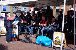 Gezellige drukte op de Turfstekers markt in Heerenveen