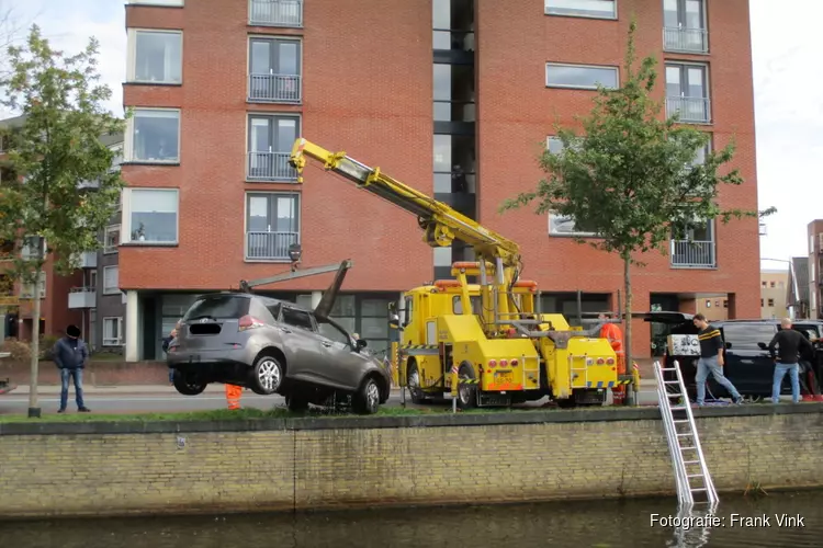 Auto te water in de Heeresloot langs de Herenwal in Heerenveen