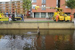 Auto te water in de Heeresloot langs de Herenwal in Heerenveen