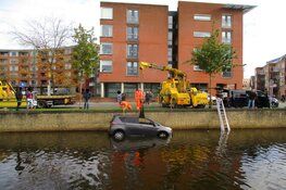 Auto te water in de Heeresloot langs de Herenwal in Heerenveen