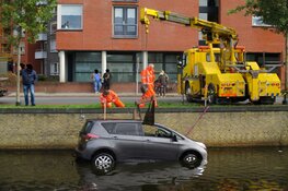 Auto te water in de Heeresloot langs de Herenwal in Heerenveen
