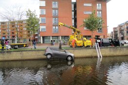 Auto te water in de Heeresloot langs de Herenwal in Heerenveen