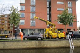 Auto te water in de Heeresloot langs de Herenwal in Heerenveen