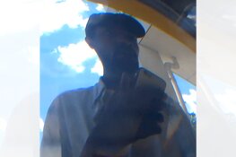 Wie is deze man die tweemaal 1.250 euro pinde met een gestolen pinpas?