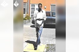 Wie is deze man die tweemaal 1.250 euro pinde met een gestolen pinpas?