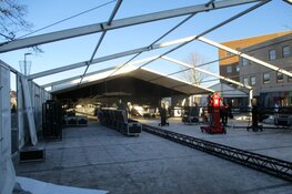 Opbouw van tent voor kerst editie Night of the Koemarkt in Heerenveen begonnen!