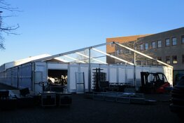 Opbouw van tent voor kerst editie Night of the Koemarkt in Heerenveen begonnen!