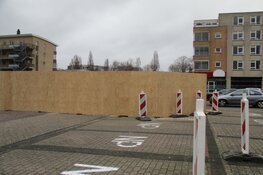 Houten schotten geplaatst op het Burgemeester Kuperusplein in Heerenveen