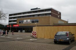 Houten schotten geplaatst op het Burgemeester Kuperusplein in Heerenveen