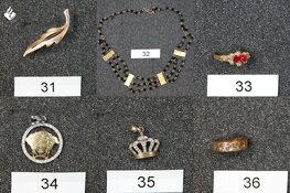 Politie Fryslân zoekt eigenaren van meer dan zestig mogelijk gestolen sieraden