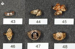 Politie Fryslân zoekt eigenaren van meer dan zestig mogelijk gestolen sieraden