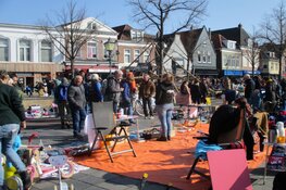 Gezellige drukte op de Koningsdag en markt in Heerenveen