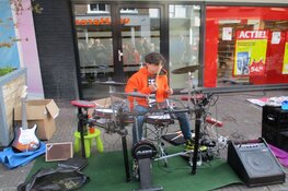 Gezellige drukte op de Koningsdag en markt in Heerenveen