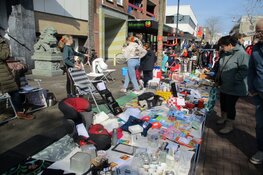 Gezellige drukte op de Koningsdag en markt in Heerenveen