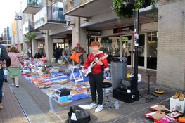 Gezellige drukte op de Koningsdag en markt in Heerenveen