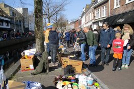 Gezellige drukte op de Koningsdag en markt in Heerenveen