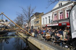 Gezellige drukte op de Koningsdag en markt in Heerenveen