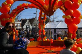 Gezellige drukte op de Koningsdag en markt in Heerenveen