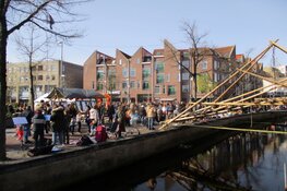 Gezellige drukte op de Koningsdag en markt in Heerenveen