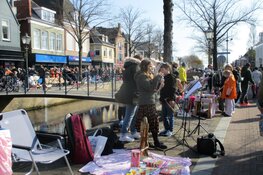 Gezellige drukte op de Koningsdag en markt in Heerenveen