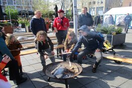 Gezellige drukte op de Koningsdag en markt in Heerenveen
