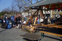 Gezellige drukte op de Koningsdag en markt in Heerenveen