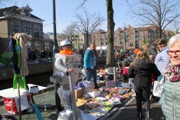 Gezellige drukte op de Koningsdag en markt in Heerenveen