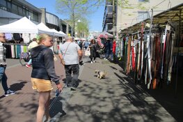 Gezellige drukte op de outletmarkt in Heerenveen