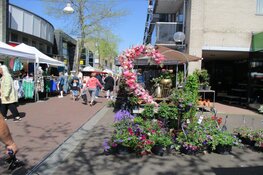 Gezellige drukte op de outletmarkt in Heerenveen