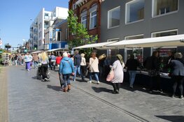 Gezellige drukte op de outletmarkt in Heerenveen