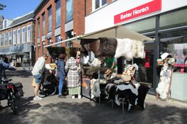 Gezellige drukte op de outletmarkt in Heerenveen